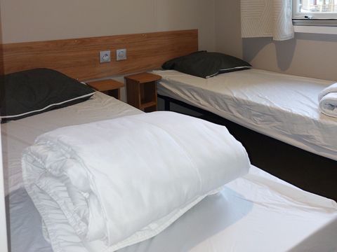 MOBILHOME 4 personnes - 004 (2 chambres, 2 salle d'eau) - Clim, TV, Lave-vaisselle, Lave-linge - Terrasse