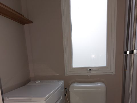 MOBILHOME 4 personnes - 004 (2 chambres, 2 salle d'eau) - Clim, TV, Lave-vaisselle, Lave-linge - Terrasse