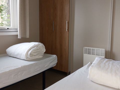 MOBILHOME 4 personnes - 004 (2 chambres, 2 salle d'eau) - Clim, TV, Lave-vaisselle, Lave-linge - Terrasse