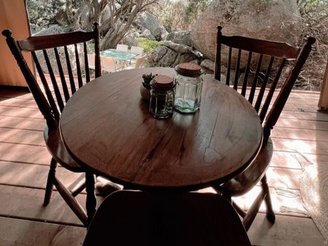 TENTE TOILE ET BOIS 5 personnes - ECOLODGE - petit déjeuner, draps et linge inclus - pas decuisine - sanitaire commun