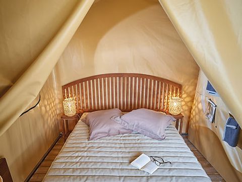 Tente en toile et en bois 5 personnes - ECOLODGE - petit déjeuner, draps et linge inclus - pas decuisine - sanitaire commun