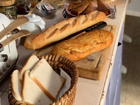 Tente en toile et en bois 5 personnes - ECOLODGE - petit déjeuner, draps et linge inclus - pas decuisine - sanitaire commun