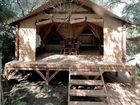 Tente en toile et en bois 5 personnes - ECOLODGE - petit déjeuner, draps et linge inclus - pas decuisine - sanitaire commun