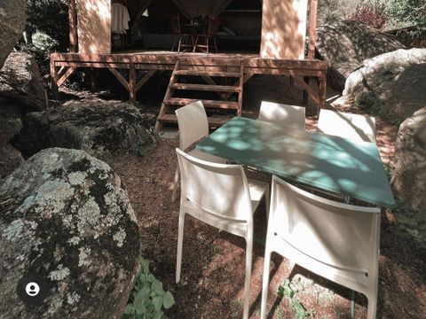 TENTE TOILE ET BOIS 5 personnes - ECOLODGE - petit déjeuner, draps et linge inclus - pas decuisine - sanitaire commun