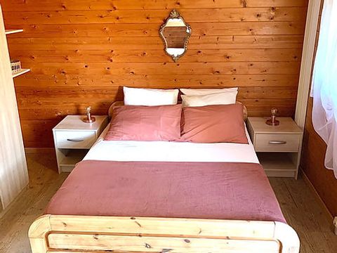 CHALET 4 personnes - GRAND - petit déjeuner, draps et linge inclus - sans cuisine - sanitaires commun