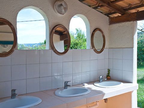 CHALET 2 personnes - PETIT - petit déjeuner, draps et linge inclus - sanitaire communs