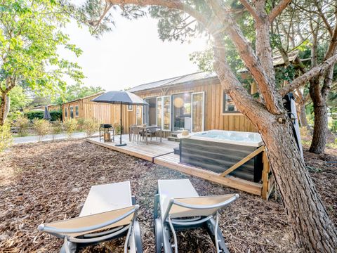 MOBILHOME 4 personnes - Cabane Premium 3 Pièces 4 Personnes Jacuzzi + Climatisé + TV