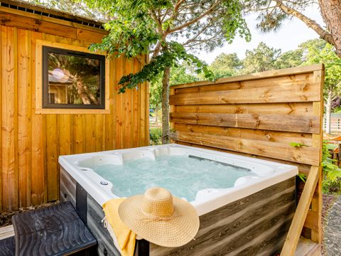 MOBILHOME 6 personnes - Cabane Premium 4 Pièces 6 Personnes Jacuzzi + Climatisé + TV