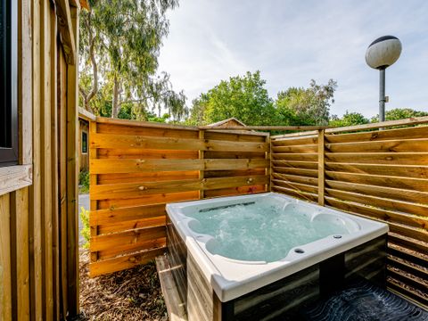 MOBILHOME 6 personnes - Cabane Premium 4 Pièces 6 Personnes Jacuzzi + Climatisé + TV