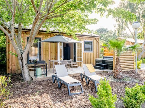 MOBILHOME 6 personnes - Cabane Premium 4 Pièces 6 Personnes Jacuzzi + Climatisé + TV