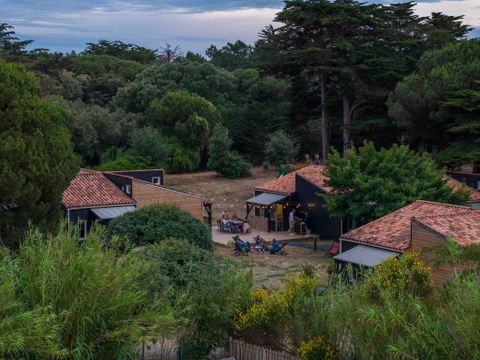 MOBILHOME 8 personnes - Cabane Tribu 8 pers. (2 cabanes de 25m2 face à face)