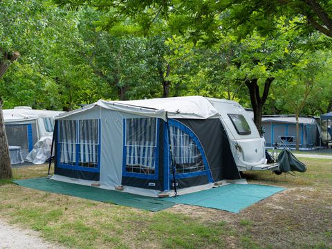 Emplacement - + 1 voiture + tente ou caravane + électricité