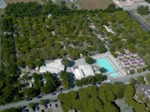 Emplacement - + 1 voiture + tente ou caravane + électricité