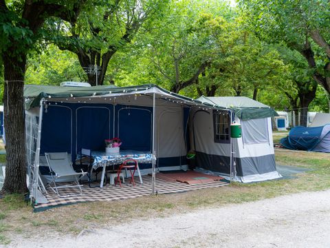 Emplacement - + 1 voiture + tente ou caravane + électricité