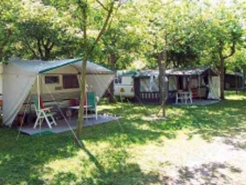 Emplacement - + 1 voiture + tente ou caravane + électricité