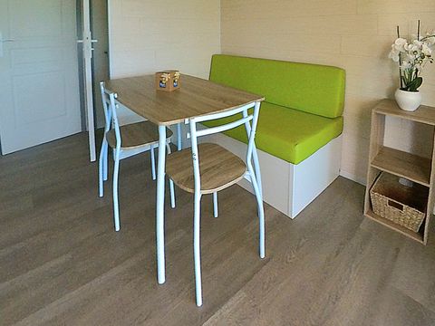 CHALET 4 personnes - Chalet Premium 30m² (2 chambres) + terrasse couverte 12m² + clim + TV + LV 4 pers