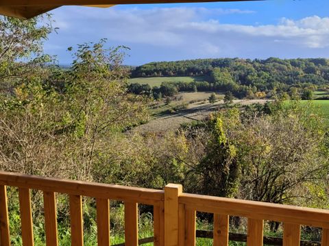 CHALET 4 personnes - Chalet Premium 30m² (2 chambres) + terrasse couverte 12m² + clim + TV + LV 4 pers