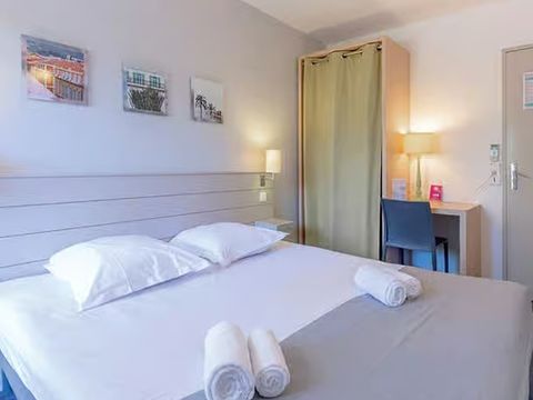 CHAMBRE 2 personnes - Classique Chambre 2 pers Balcon Climatisation (*)
