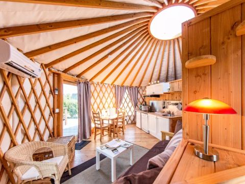 HÉBERGEMENT INSOLITE 4 personnes - Yourte Petite 3 Pièces 4 Personnes (2 adultes + 2 enfants -12 ans) Climatisée + Jacuzzi