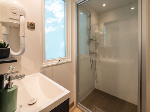 MOBILHOME 5 personnes - Premium Exclusive | 2 Ch. | 5 Pers. | Terrasse surélevée | 2 SDB | TV