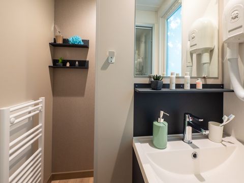 MOBILHOME 5 personnes - Premium Exclusive | 2 Ch. | 5 Pers. | Terrasse surélevée | 2 SDB | Clim. | TV