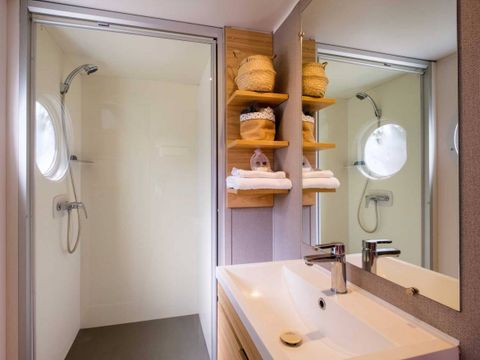 BUNGALOW 6 personnes - Mobil-home | Comfort | 3 Ch. | 6 Pers. | Terrasse surélevée | Clim. | TV
