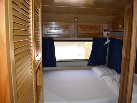 CARAVANE 2 personnes - Avec eau et salle de bain privée (pas de douche)