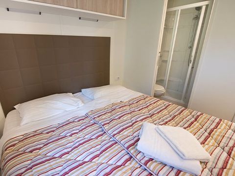 Mobilhome 6 personnes - Mobil-home | Comfort XL | 3 Ch. | 6 Pers. | Terrasse surélevée | 2 SDB | Clim.
