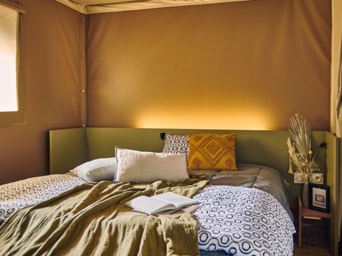 Tente en toile et en bois 5 personnes - Lodge EVASION - 2 chambres - avec sanitaires