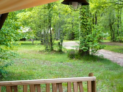 Tente en toile et en bois 5 personnes - Lodge EVASION - 2 chambres - avec sanitaires