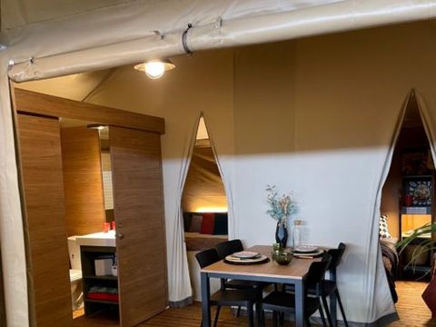 Tente en toile et en bois 5 personnes - Lodge EVASION - 2 chambres - avec sanitaires