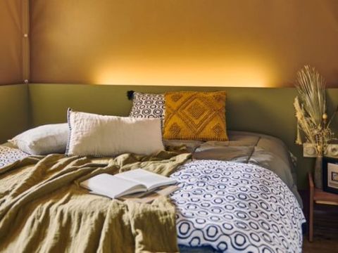 Tente en toile et en bois 5 personnes - Lodge EVASION - 2 chambres - avec sanitaires