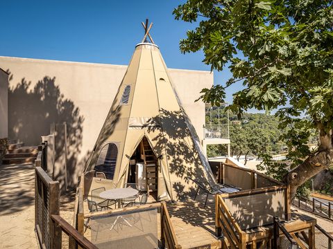 HÉBERGEMENT INSOLITE 4 personnes - Tipi Experience Lodge