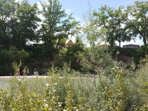 Tente en toile et en bois 6 personnes - Cabane Trappeur surplombant la rivière avec vue sur les montagnes