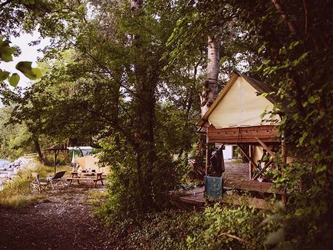 HÉBERGEMENT INSOLITE 2 personnes - Cabane Bivouac sur pilotis sous les arbres