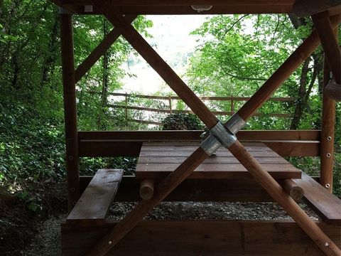 HÉBERGEMENT INSOLITE 2 personnes - Cabane Bivouac sur pilotis sous les arbres