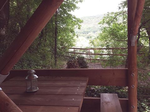 HÉBERGEMENT INSOLITE 2 personnes - Cabane Bivouac sur pilotis sous les arbres
