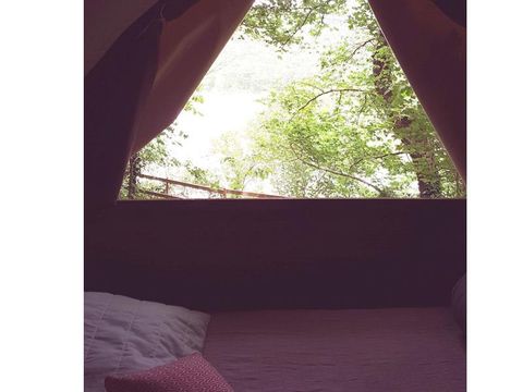 HÉBERGEMENT INSOLITE 2 personnes - Cabane Bivouac sur pilotis sous les arbres
