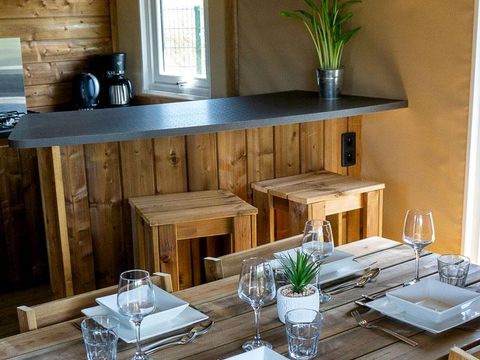 Tente en toile et en bois 5 personnes - Lodge Luxe nature surplombant la rivière avec vue panoramique - Climatisé