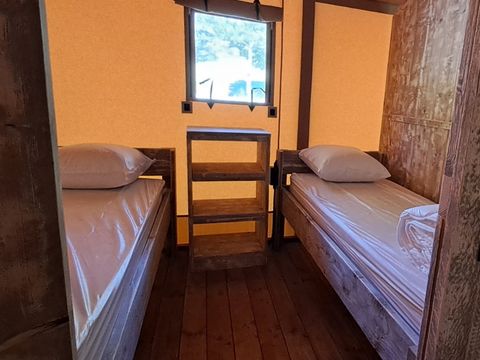 Tente en toile et en bois 6 personnes - Safari Prestige Plus - 3 chambres - 1 salle de bain 49m²