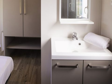 Lodge 4 personnes - Serenity 33,9 m² - 2 chambres - 2 salles de bain - Terrasse - TV