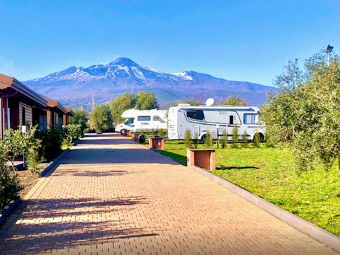 Emplacement - 1 camping car/1 caravane, 6 personnes