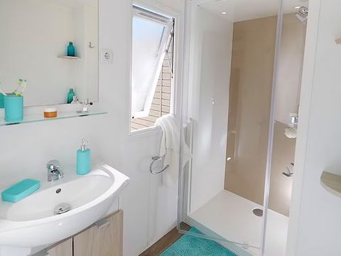 MOBILHOME 4 personnes - 2 chambres, tv, clim, terrasse couverte