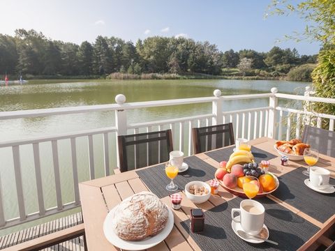 Maison 8 personnes - 2 chambres - 1 coin - Nuit - Terrasse - Vue sur le lac