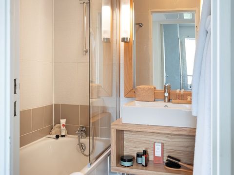 APPARTEMENT 4 personnes - - 1 chambre - Bain à remous - Terrasse - Climatisation - Vue sur le port