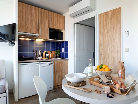 APPARTEMENT 4 personnes - - 1 chambre - Bain à remous - Terrasse - Climatisation - Vue sur le port