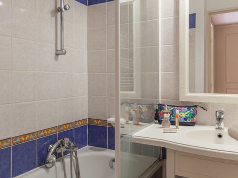 APPARTEMENT 5 personnes - 1 chambre - Terrasse ou balcon - Vue sur la piscine - Climatisé