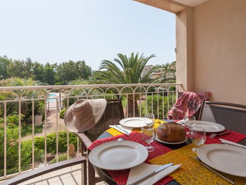 APPARTEMENT 5 personnes - 1 chambre - Terrasse ou balcon - Vue sur la piscine - Climatisé