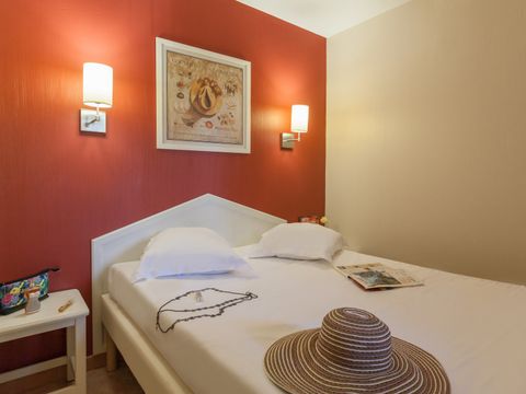 APPARTEMENT 5 personnes - 1 chambre - Terrasse ou balcon - Vue sur la piscine - Climatisé