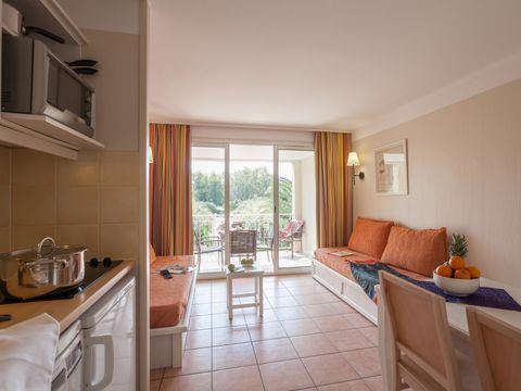 APPARTEMENT 5 personnes - 1 chambre - Terrasse ou balcon - Vue sur la piscine - Climatisé